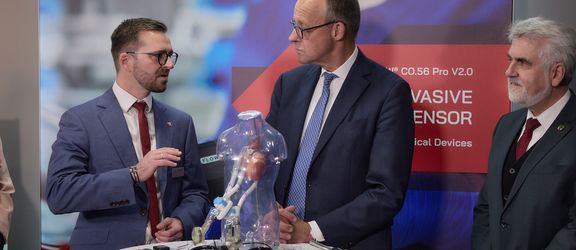 SONOTEC-Mitarbeiter erklärt Sensorik für die Medizintechnik SONOTEC-Mitarbeiter erklärt Sensorik für die Medizintechnik