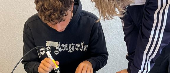 Schüler arbeitet an einer Platine